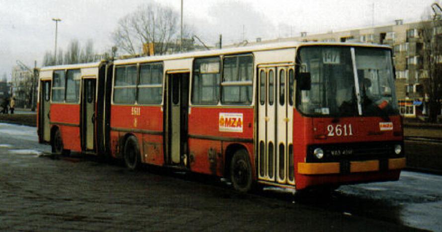 2611
Jeszcze z oryginalnymi zderzakami. Praktycznie do końca je miał. Ale ktoś wymyślił czerwone i niedługo przed remontem przemalowano na czerwono piękne pomarańczowe zderzaki!
Słowa kluczowe: IK280 2611 147 DworzecWschodni 1997