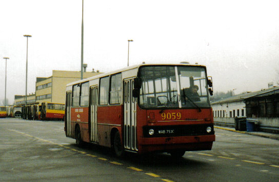 9059 R-13
Grudzień 1997, manewry, a w tle nowe Ikarki serii 57xx
Słowa kluczowe: IK260 9059 NaukaJazdy ZajezdniaStalowa 1997