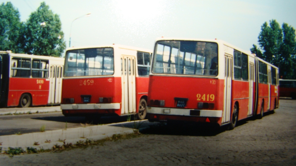 R-8 POŻAROWA
Może fotka nie najlepszej jakości, ale...  Praktycznie już wtedy R-8 nie istniała, ale R-13 odstawiała tam wozy, które jeździły na dodatkach. Niezła trupiarnia! 
Słowa kluczowe: IK280 2419 2469 2410 ZajezdniaPożarowa 1995