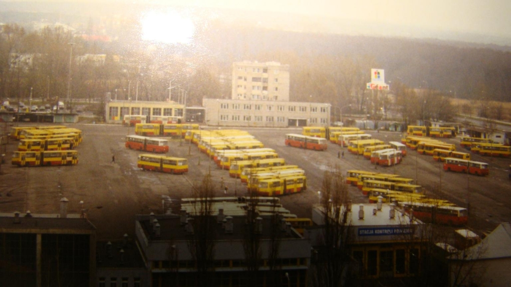 Zakład Eksploatacji Autobusów R-10 Ostrobramska
Fotka z lotu ptaka. Prawie same Ikary. W tym okresie Ostrobramska miała na stanie 12 Jelczy M121, a reszta IKARY! Po lewej stronie stoją nówki 57xx :-)
Słowa kluczowe: IK280 ZajezdniaOstrobramska 1997