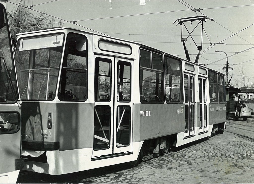 105N
1974-03-18 Na warszawskich ulicach odbywa próbne jazdy tramwaj najnowszego typu 105 N wyprodukowany przez zakłady "Konstal" w Chorzowie. Juz za parę dni nowe tramwaje wejdą do normalnej eksploatacji. CAF-Badowski "Głos Pracy"
Słowa kluczowe: 105N R-1