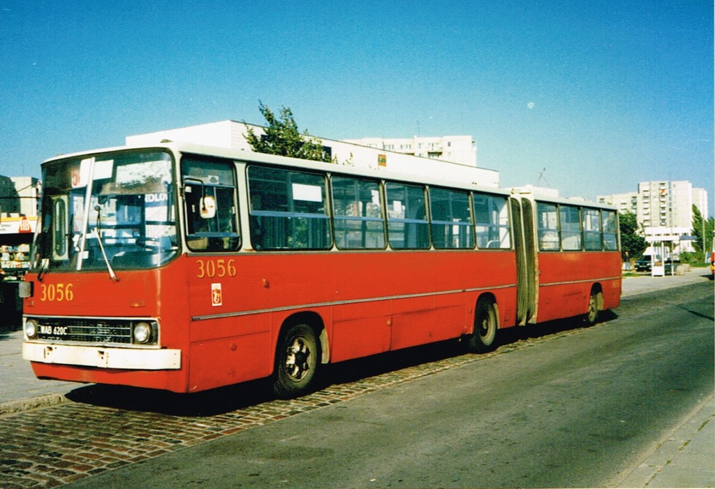 3056
Zawsze piękna '84-ka. Po remoncie w Lublinie oraz piaseczyńskim lakierze. Wozy z tej serii to 3039-3060. Jako pierwsze pojawiły się jednak na krótko z numerami 1999 i 2000. 1999 widywałem na porannym dodatku 495, oba na całodziennych 486 a 2000 którejś soboty wyjechał na 139. Numery miały namalowane klasycznie, czyli w połowie pomiędzy II drzwiami a przegubem, z lewej między V i VI oknem czyli dokładnie na przeciwko. W ten sam sposób namalowano numery wozom 3041-3050. Natomiast wozom 3051-3060 oraz przemianowanym z 1999 2000 wozom 3039 3040 namalowano numery przesunięte do przodu (pod okno za II drzwiami, z lewej pod V okno).
Słowa kluczowe: Ikarus280 Natolin 3056 503