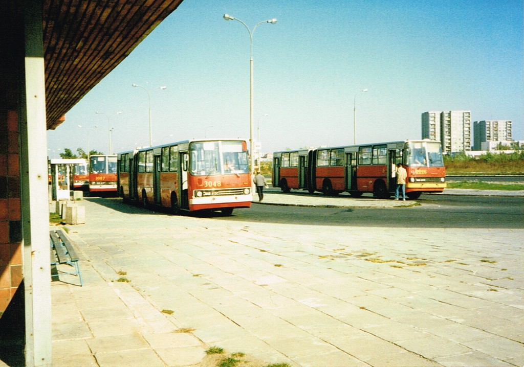 3048
Oprócz 3048 na 514 widzimy jeszcze 2226 na 504, 3087 i 3056 na 503. 514 odziedziczyło "honorowy" przystanek najbliżej ekspedycji po linii "U", z której została przemianowana w 1992 roku. Przy tym peronie pętlę miały kolejno 514, 503 i 185. 3048 to '84-ka po LZNS i lakierze w Piasecznie.
Słowa kluczowe: Ikarus280 Natolin 3048 514