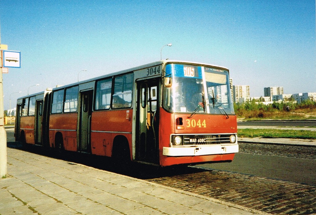 3044
3044 to '84 po remoncie w Lublinie, tu już po średnim kolorystycznie piaseczyńskim lakierze. Na tym peronie pętlę miały 504, 505 i linie szkolne.
Słowa kluczowe: Ikarus280 Natolin 3044 505