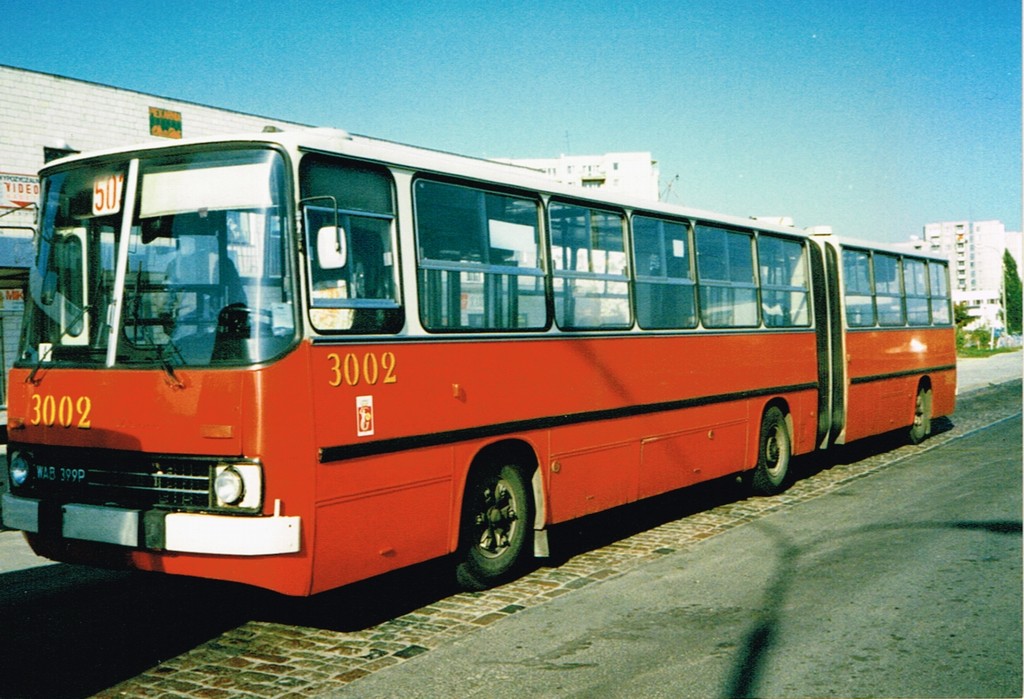 3002
3002 to swego czasu uważany za najlepszy wóz w Zakładzie. Bardzo oszczędny, cichy i mający odejście. Wozy z tej serii (12'1989) to 3002 3004 3006. Tu już świeżo po piaseczyńskim lakierze. Przedtem numery były namalowane po staremu, z prawej strony klasycznie symetrycznie a z lewej przesunięte do przodu pod V-e okno. Tak na R-12 malowano numery w latach 1988-1990.
Słowa kluczowe: Ikarus280 Natolin 3002 503