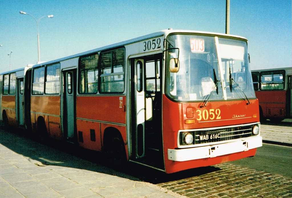 3052
Jedyna '84 z Piaseczna, która załapała się już na NG w KaPeNie Słupsk. Długo przed remontem ten wóz królował na piaseczyńskich dodatkach, najczęściej wraz z 3048 3049 3051 3053 i 3054 na 495. 3052 często jeździł na 01/495 (na trasie Huta - Ursynów Płd. oczywiście :) )
Słowa kluczowe: Ikarus280 Natolin 3052 503