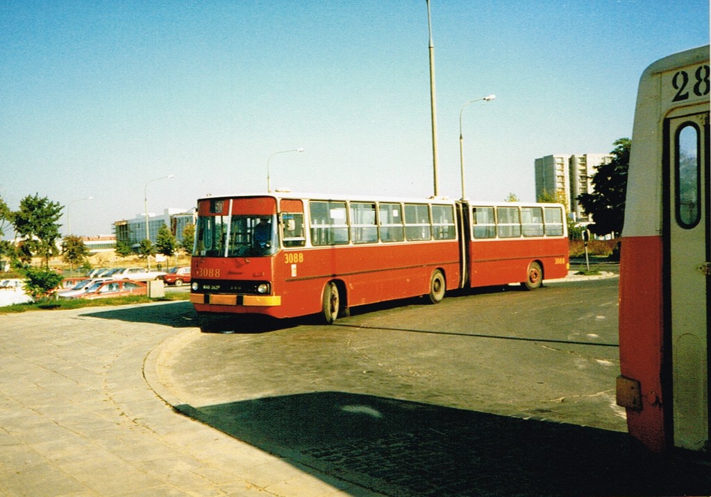 3088
3088 po dość ładnym piaseczyńskim lakierze, stąd numery już niestety po nowemu. A mistrzem pierwszego planu jest 2887 (o ile dobrze pamiętam) z Inflanckiej na 185.
Słowa kluczowe: Ikarus280 Natolin 3088 503