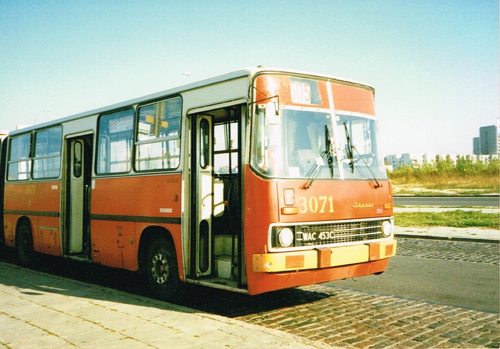 3071
Jedna z najładniej utrzymanych '90 a przy okazji najbardziej ozdobionych: z kierownicą ze znaczkiem Mercedesa.
Słowa kluczowe: Ikarus280 Natolin 3071 505