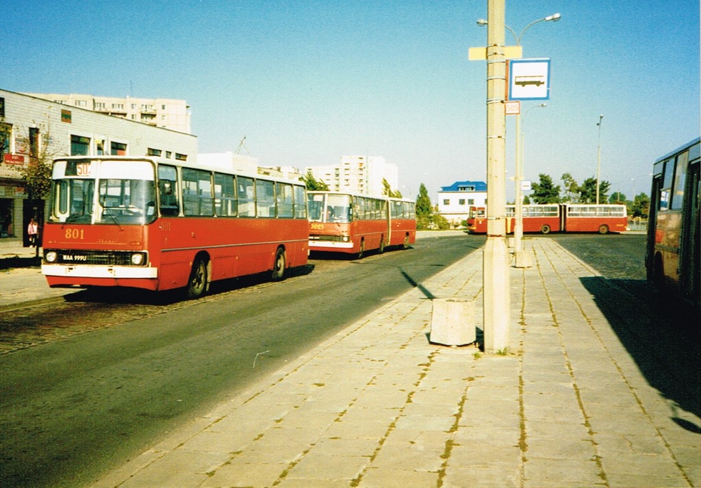 801
Wtyczka na 503. Było wtedy 16 rozkładowych wozów: 8C + 8D + 3 krótkie wtyczki 017 018 019. Za nim 3025 już na rozkładowym dodatku najprawdopodobniej. A z tyłu czai się 3088 na 185.
Słowa kluczowe: Ikarus260 Natolin 801 503