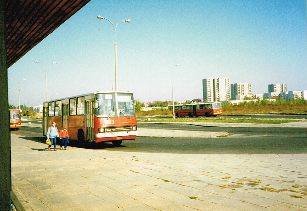 823
Na "U" też często bywały solówki. Tu jedna z nielicznych po Lublinie 823. Oprócz tej po LZNS z R-12 były 842 848 876 (poprawcie, jak namieszałem!). Piaseczno miało wtedy 4C i 3D na 514.
Słowa kluczowe: Ikarus260 Natolin 823 514