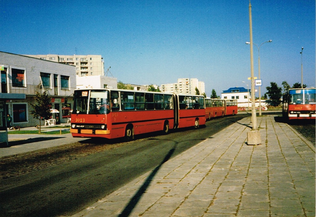 3023
Kwintesencja piaseczyńskości, czyli 3023, nawet mimo białych zderzaków, które tak pięknie zdobią o rok starszego 3067.
Słowa kluczowe: Ikarus280 Natolin 3023 503