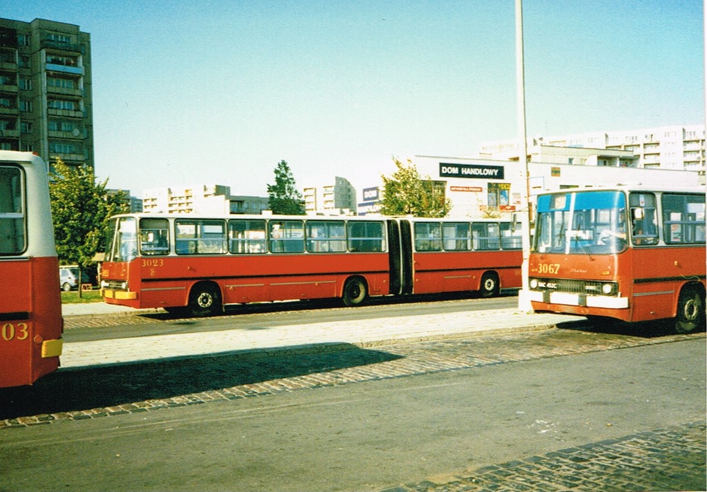 3067
3023 i 3067. A na pierwszym planie kawałeczek 7503 na 504. Zostawiłem go innym fotografom... dziś by się popatrzyło, ale wtedy klisza miała skończoną liczbę klatek... to był czas trudnych wyborów.
Słowa kluczowe: Ikarus280 Natolin 3067 505