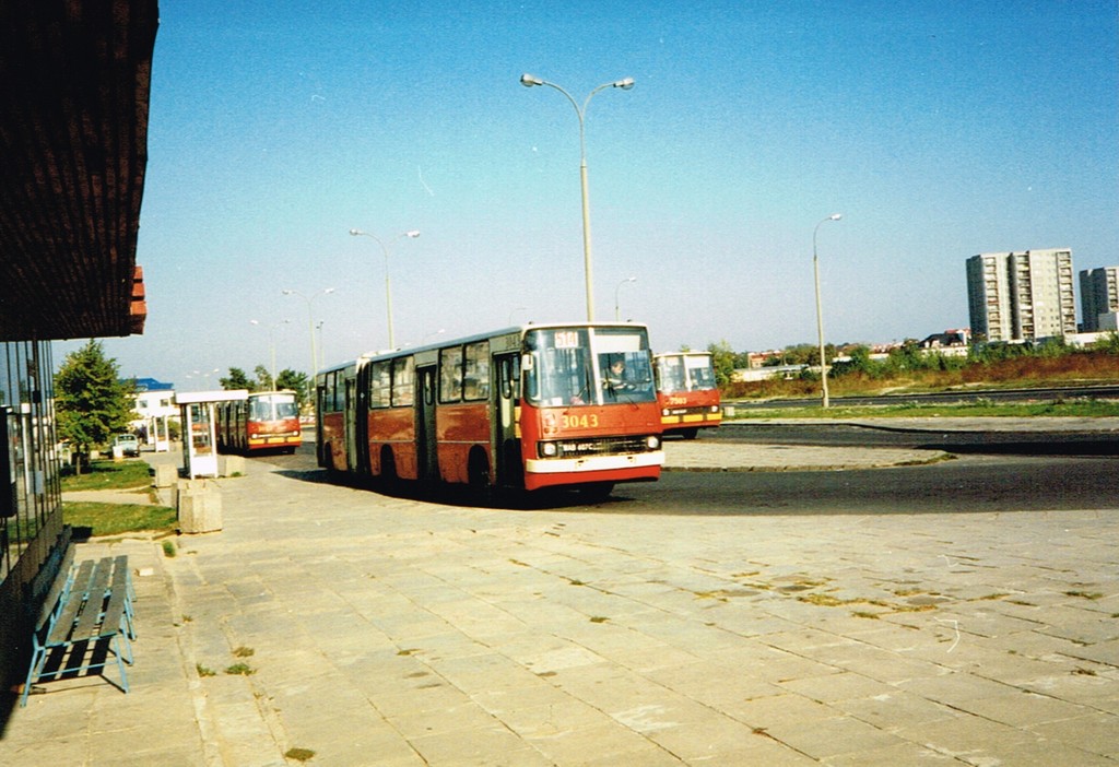 3043
3043 to też piękna '84-ka z wielkiej piaseczyńskiej serii, choć to już po LZNS i lakierze na R-12. Wóz ten miał piękny czysty ikarusowy dźwięk silnika - podobnie z resztą jak 3030. Mistrzem drugiego planu niewątpliwie jest 7503 na 504.
Słowa kluczowe: Ikarus280 Natolin 3043 514