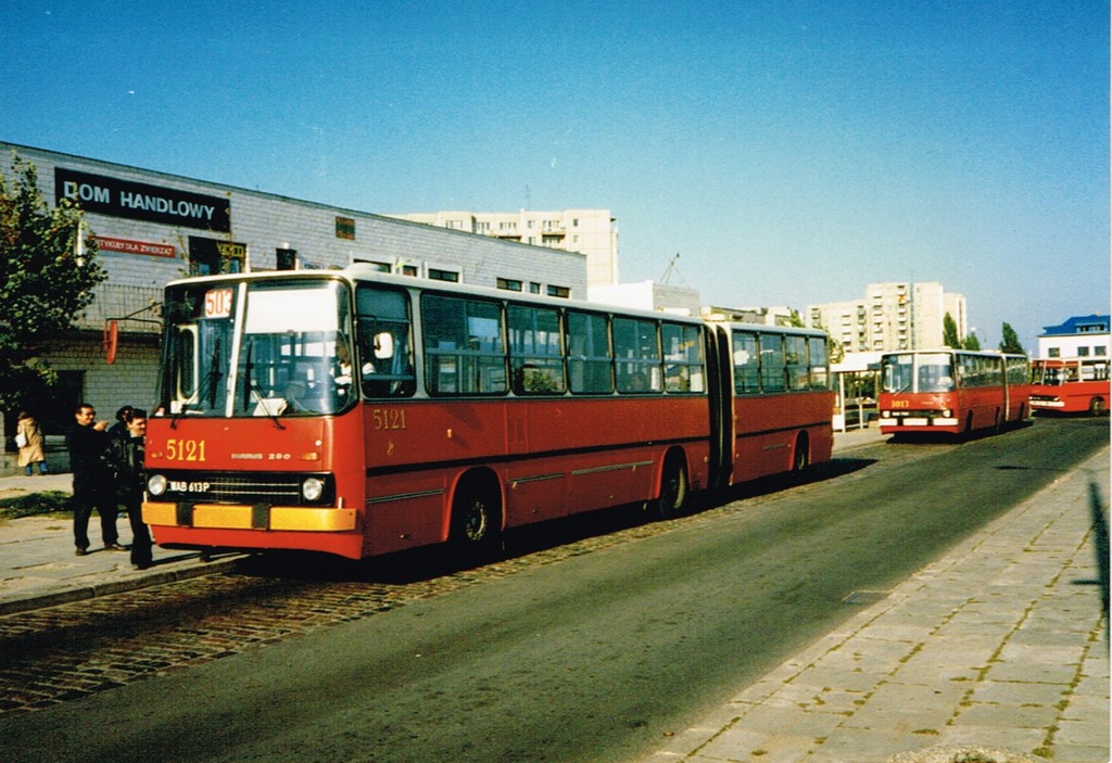 5121
5120 5121 i 5122 to pamiętna seria pięciobiegowych automatów ZF z Piaseczna. Warto wspomnieć, że nie wszystkie wozy z tej serii były tak pięknie wiśniowe. 5160 5161 5170 5171 5172 5180 były czerwonoceglaste i miały skrzynię ZF4. 5181 2943 2944 5100 5101 5110 5111 5120 5121 5122 5130 5131 były natomiast klasycznie wiśniowe, ale tylko niektóre miały ZF5 (z R-11, R-12 i R-13(?))
Słowa kluczowe: Ikarus280 Natolin 5121 503