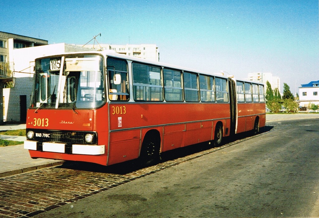 3013
R-12 pojawiło się na 185 na krótko przed schyłkiem (dechę jednak zabezpieczyłem). 185 była zawsze klasyczną chełmską linią - dopiero przy akcji dzielenia linii po strajkach '88 kilka brygad trafiło na Inflancką, a znacznie później Chełmska oddała swą część Piasecznu. Na zdjęciu piękny wóz z pierwszej serii wiśniowych do samego dołu w R-12 '86-ek z kwietnia 3013 3037 3038 (choć pojawiły się na mieście pod koniec sierpnia). 3013 i 3037 miały szczęście trafić na remont do Słupska podobnie jak 3052 3011 3012 3017 3018 3020 i 3035. Sam numer 3013 też jest ciekawy. Z początku nosił go wóz z "Kleszczowej", który jako 40-sty został przekazany "Piasecznu" w 1983 roku i przez pierwsze lata jeździł ze swoim oryginalnym numerem 2642. Dopiero przy akcji przenumerowania 1984/85 dostał numer po spalonym protoplaście 2013, czyli już 3013. A w 1986 został podmieniony przez widoczny na zdjęciu autobus.
Słowa kluczowe: Ikarus280 Natolin 3013 185