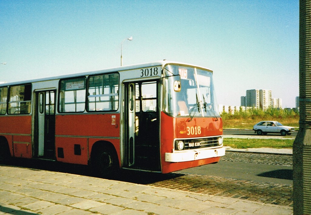 3018
3018 to ostatni z wrześniowej serii nówek z '86: 3009 3010 3011 3017 3018. Trzy ostanie przeszły remont w KaPeNie Słupsk.
Słowa kluczowe: Ikarus280 Natolin 3018 505