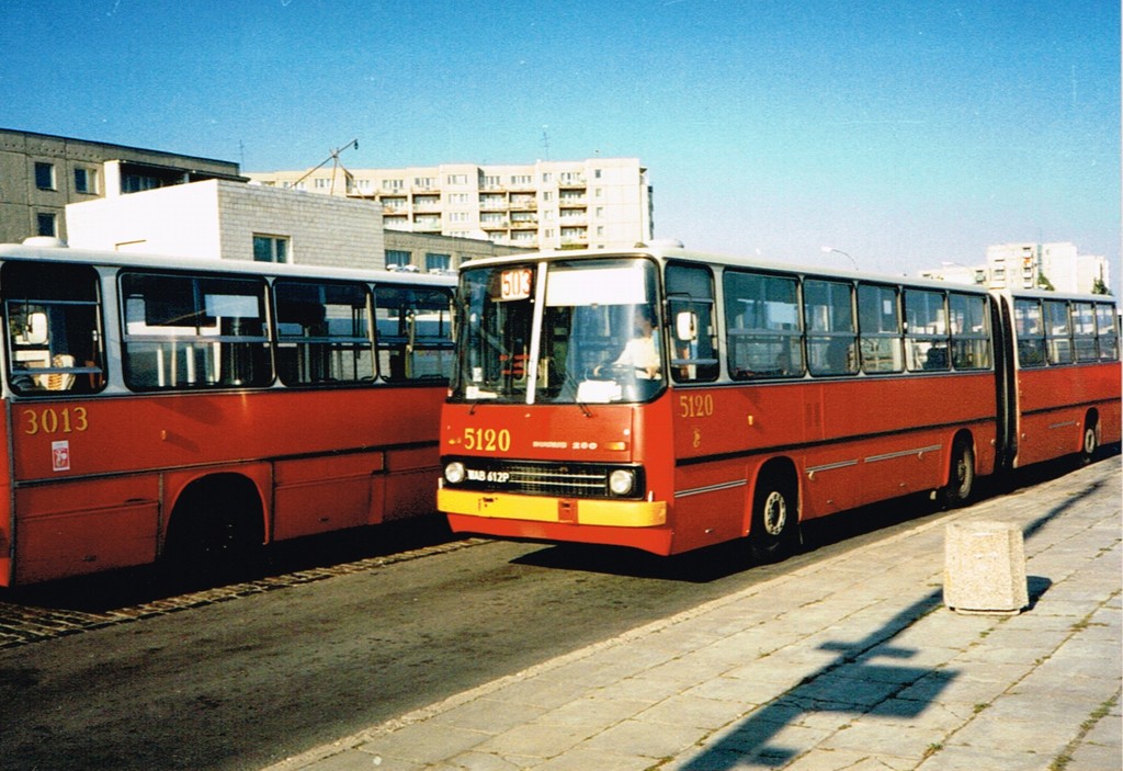 5120
Spontanicznie udokumentowany dynamiczny wjazd 503 na pętlę w Natolinie. 5120 omija 3013 stojący na 185. Ten pięciobiegowy automat otwiera piękną serię 5120 5121 5122 - wozów, które wryły się w pamięć wielu z nas. Jeździły razem na Piasecznie, trafiły razem na Woronicza, gdzie spędziły większość życia. "Trzej przyjaciele z boiska"! Do końca w dobrym stanie, zadbane - szczegónie 5122, którego Kierowcę (i autora zacytowanego powiedzenia) serdecznie pozdrawiam! :)
Słowa kluczowe: Ikarus280 Natolin 5120 503