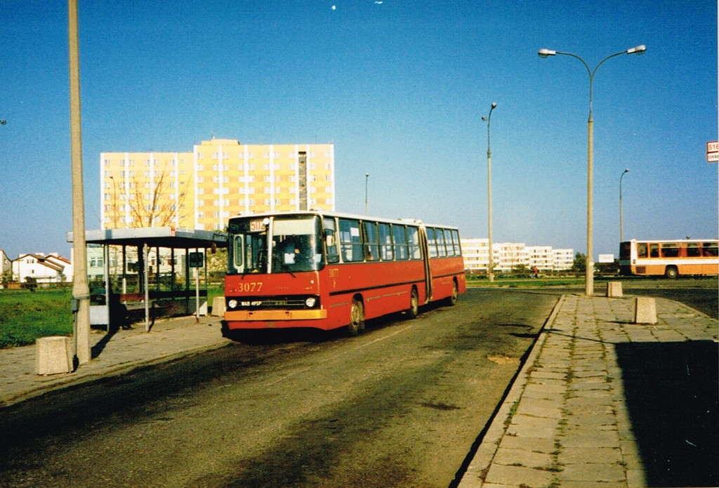 3077
3023 3027 3077 3078 z '91 to ostatnia seria lewarkowych Ikarusów w Piasecznie. 502 trafiło do Piaseczna pod sam koniec - w zamian za 141, które trafiło z powrotem na Chełmską. Obok przystanek 516 i linii szkolnej obsługiwanej wtedy przez 3011. Oraz kawałek H10-tki w klasycznym malowaniu.
Słowa kluczowe: Ikarus280 UrsynówPłn 3077 502