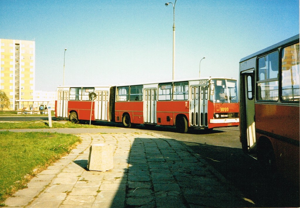 3020
502 słynęła kiedyś z dobrej częstotliwości osiąganej dzięki 20-tu przegubowcom z Woronicza (8C+12D). Za Piaseczna jednak liczba wozów spadła (7C+3D), trochę dzięki 516, którym się dało jeździć już w tej samej taryfie. 3020 to jedna z piaseczyńskich '86, która trafiła na NG do KaPeNy. Pochodzi z ostatniej - listopadowej serii nówek '86 uruchamianej etapami: XI'86: 3015 3019(debiut na 477zmB) 3021, XII'86: 3012(wymieniony z dnia na dzień za 3012 ex 2012 '78 z białym pasem bez remontu) 3016 3020, I'87: 3035 3036.
Słowa kluczowe: Ikarus280 UrsynówPłn 3020 502