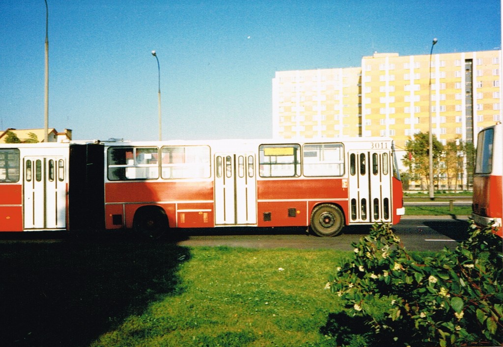 3011
'86-ka po KaPeNie na linii szkolnej bodajże SP205. Będę bardzo wdzięczny za pomoc w kwestii ustalenia SP. 
3011 po remoncie trafił na dodatki a potem jak widać na szkoły, dzięki temu dłużej mógł zachować urodę. Seria z IX'86: 3009 3010 3011 3017 3018. Wozy te, podobnie jak późniejsze, wymieniły najstarsze wtedy Ikarusy z pierwszej dostawy z XII'78, wiele z nich było po katowickich remontach: buroczerwony lakier, burty poskładane z kilku fragmentów blachy.
Słowa kluczowe: Ikarus280 UrsynówPłn 3011