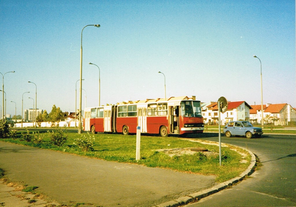 3007
W 35-tą rocznicę pojawienia się liniowo przegubowych Ikarusów na warszawskich ulicach postanowiłem podzielić się z Wami serią fotek Ikarusów jeżdżących 20 lat temu po Ursynowie
Słowa kluczowe: Ikarus280 UrsynówPłn 3007 502