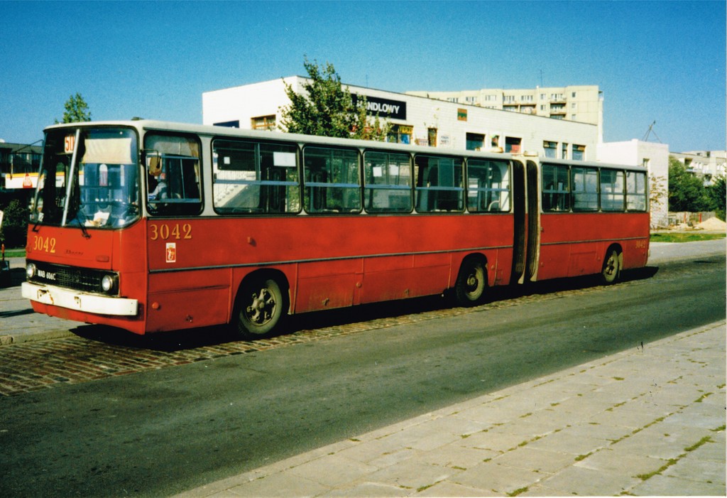 3042
Jako pierwsze z '84 poszły do NG 3047 3055 3060 i wróciły ciemnobordowe. Potem poszły (jeśli dobrze pamiętam) 3043 i 3044 i wróciły w kolorze podobnym do tego, czyli ceglasto-burawo-nijakim. Po nich do LZNS poszły 3041 3045 i 3058 a wróciły w lakierze wiśniowo-miodowym (b. ładne - trochę cieplejszy odcień od oryginalnego). A później w kolorze ciemnego wina wróciły z Lublina 3042 3048 i 3049. Tu niestety piaseczniacy przykryli ten lakier czymś co widać. Na temat odcieni z LZNS można by napisać książkę... 
Kto pamięta, kiedy poszedł i jak wyglądał 3056 po NG?
Słowa kluczowe: Ikarus280 Natolin 3042 503