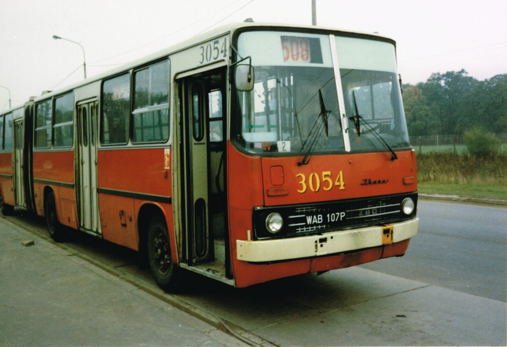 3054
'84 wcale nie były takie dobre, na jakie wyglądały. Kierowcy woleli jeździć starszymi wozami. Czterech z nich pozbyto się już po trzech latach 3050 3054 3057 3059, które powędrowały na Inflancką, gdzie jeszcze bez remontu troszkę pojeździły jako odpowiednio 2907 2900 2877 2889. Dzięki dostawie 12'1987 obsadzono te numery ponownie. Wymieniono jeszcze przy okazji Ik280.11 z '78 3014 ex2014.
Słowa kluczowe: Ikarus280 Natolin-Kabaty 3054 508