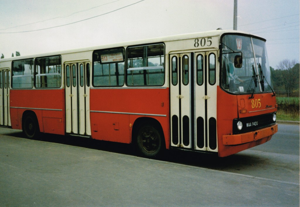 805
Ta linia 1.06.1992 zjadła 403 na 8 przegubowych dodatków i 177 na 4 całe i 4 dodatkowe solówki (choć chodziły też często przeguby). A Czesio ma zdjęcie 805 niemal nówki z Powsina na 140 - jeszcze ze starymi tablicami. Ale  kto dziś zna Czesia....
Słowa kluczowe: Ikarus260 Natolin-Kabaty 805 513