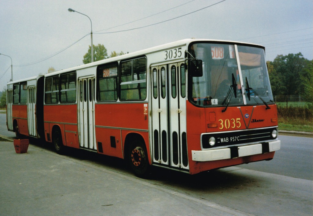 3035
'86 po KaPeNie Słupsk. Jako nówka objawił się jako ostatni wraz z 3036 w 01'1987. Ja go widziałem po raz pierwszy na 140 w czasach, gdy w DP przegubowy był rzadkością na tej linii.
Słowa kluczowe: Ikarus280 Natolin-Kabaty 3035 508