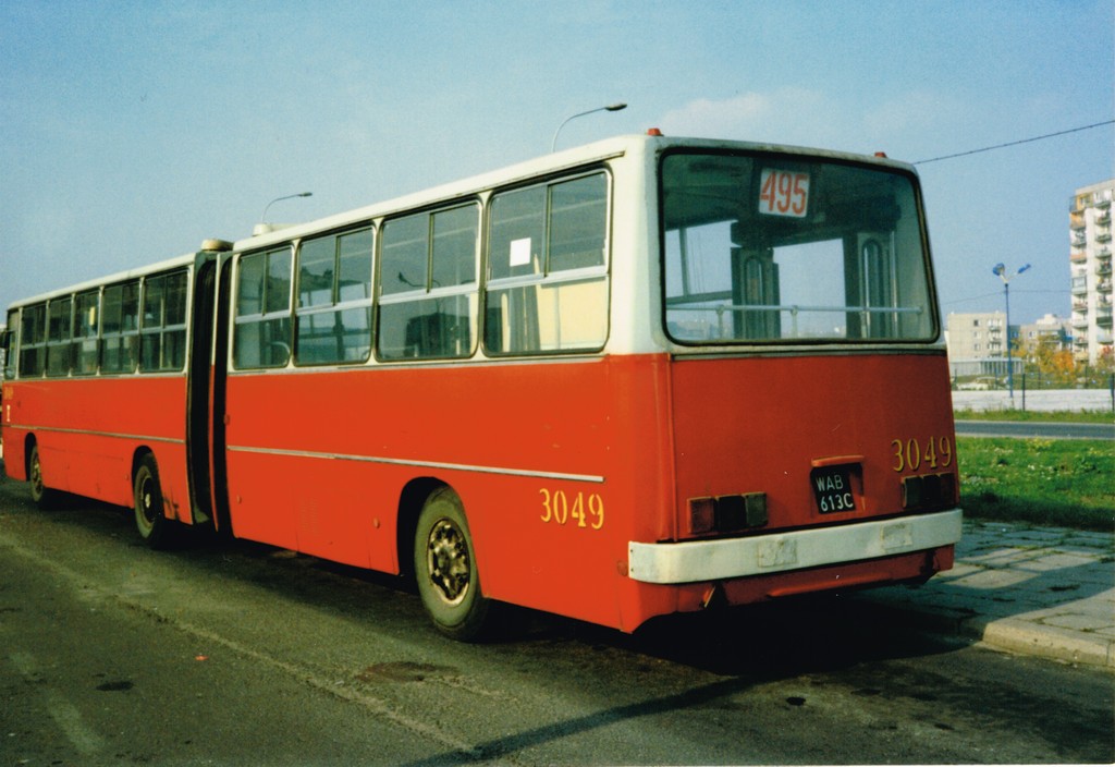 3049
Wóz zawsze na dodatkach. I od początku na 495. Nawet przez chwilę jeszcze na trasie na Konwiktorską. Jeździł na 495 wraz z 3048 3052 i 3054 właściwie na stałe. Często jeździł pierwszym popołudniowym kursem o 12:35 z Ursynowa na Hutę.
Słowa kluczowe: Ikarus280 UrsynówPłd 3049 495