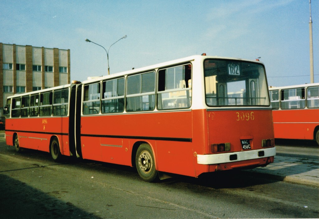 3096
Klasyczne malowanie numerów bocznych z lat 1988-90 w Piasecznie R-12. Sektor G. Początkowo sektory przydzielono po kolei wg numerów bocznych po 14 sztuk. A potem wszystkie nówki dostawały już sektor G prawdopodobnie na cześć punktu, poza który już nie warto iść.
Słowa kluczowe: Ikarus280 UrsynówPłd 3096 182