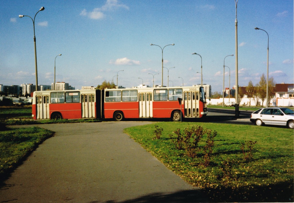 3060
'84-ka na w ogóle niecharakterystycznej dla Piaseczna linii. 3060 pojawił się jako jedna z ostatnich '84. Pierwszy raz widziałem go zimą lub wczesną wiosną '85 na 483. Jako ostatnie objawiły mi się 3057 (477) i 3058 (chyba na 195). Było już dobrze ciepło - może kwiecień.
Słowa kluczowe: Ikarus280 UrsynówPłn 3060 502