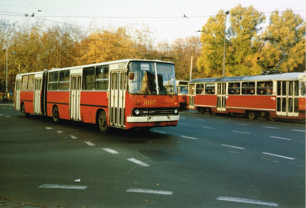 3007
3007 wraz ze składem 13N prowadzonym przez wagon 354 pokonuje ledwo ukryte pod asfaltem rozjazdy i łącznice torowiska w ul. Królewskiej.
Słowa kluczowe: Ikarus280 WS1993 3007