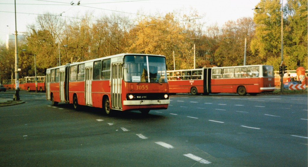 3055
Piękna '84. Jako jedna z pierwszych poszła do remontu do Lublina. 3047 3055 i 3060 wyszły wtedy z ciemnym lakierem. A przed remontem wozem tym śmigał Wielka Stopa. Do dziś pamiętam widok czerwonego sygnalizatora przesłonięty przez chmurę czarnego dymu z 3055 na 503, który przecinał w ten sposób al. Wilanowską nabierając rozpędu pod górkę obok św. Katarzyny.
Słowa kluczowe: Ikarus280 WS1993 3055