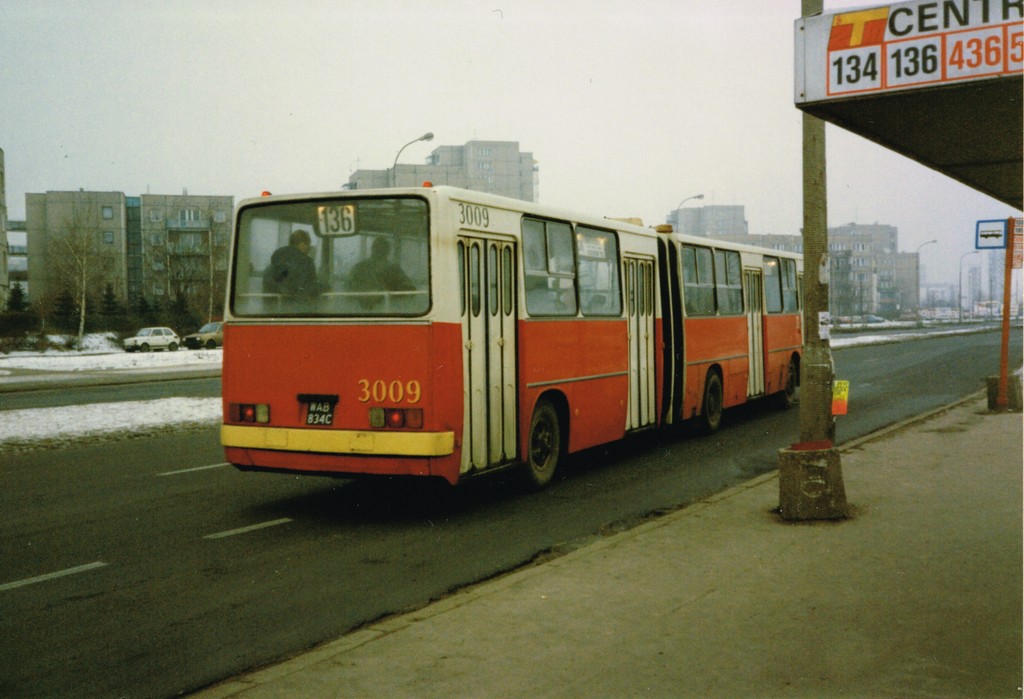 3009
Pierwsza '86 z wrześniowej serii 5: 3009 3010 3011 3017 3018. Dwa pierwsze wyremontowano w CWS, trzy pozostałe - w KaPeNie. Ale ciekawszy znacznie jest wóz, który poprzednio jeździł z tym numerem. Był to Ikarus 280.11 z 1978 r o nr. 2039, który jako jeden z pierwszych trafił do NG (chyba w Mikołowie) i potem róźnił się zasadniczo od pozostałych. Blachy na burtach miał pofragmentowane, wszystkie drzwi z okienkami na dole (chyba z wyj. połówki w III-ich), pełne okno z jakiejś pleksy z lewej strony przed przegubem, wszystkie zielone przyciski od drzwi (wtedy wszystkie miały jeszcze normalnie - niepozamieniane). Pamiętam go jeszcze z R-7 na 193 i 195 na Pl. Zwycięstwa. I w takim stanie na początku 1983 roku trafił do Piaseczna jako ostatni z serii przekazanej z Woronicza 2001-2039. Wiosną 1985 przemalowano mu już piaseczyńską czcionką pierwszą i trzecią cyfrę numeru bocznego i tak powstał 3009. To też było wtedy wyjątkowe. gdyż pozostałym wozom zamieniono tylko pierwszą cyfrę z 2 na 3.
Słowa kluczowe: Ikarus280 3009 136