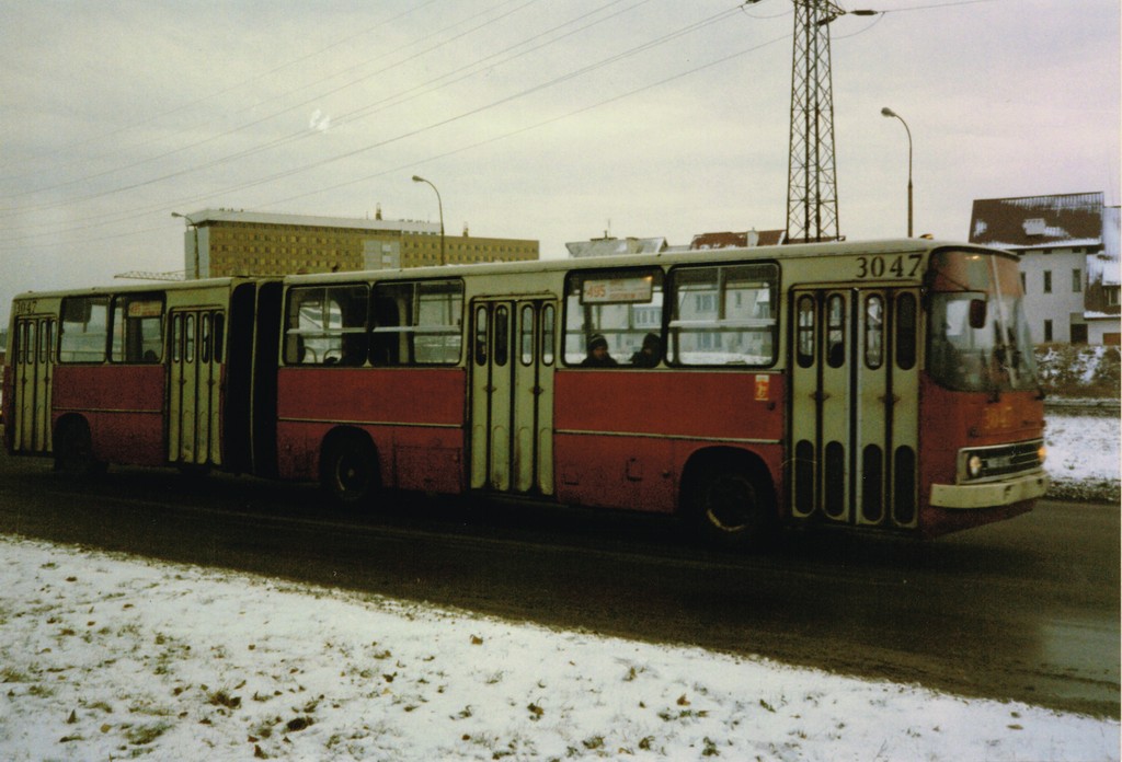 3047
Zrobili krzywdę tym wozom po Lublinie kładąc taki mało udany lakier.
Słowa kluczowe: Ikarus280