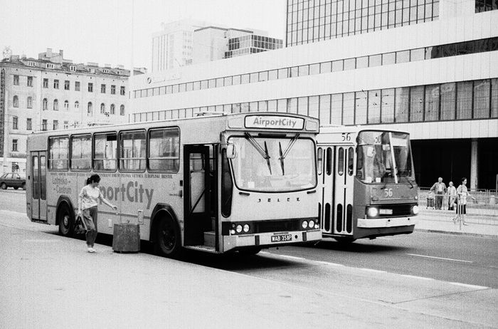 93
Linia Airport City powstała kilka lat przed dostawą Ikarusów 405 - autobusów przeznaczonych do jej obsługi. Wcześniej kursowały na niej Jelcze L11/2 - autobusy przeznaczone na trasy międzymiastowe, które w stołecznym MZK znalazły się przypadkowo i nie było dla nich linii, na które by się nadawały poza ww. AC.
Słowa kluczowe: L11/2 93 AirportCity AlejeJerozolimskie 1994