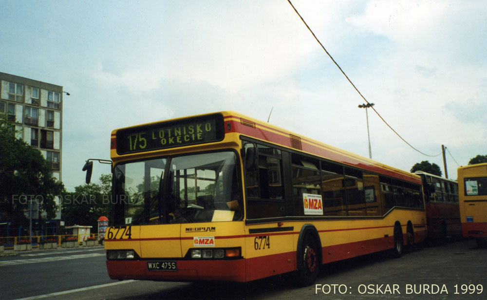 6774
175 zastępczo spędzone na Pl. Bankowy z powodu wizyty Papieża i całkowitym zamknięciu przejazdu przez Trakt Królewski i ciągi poprzeczne.
Słowa kluczowe: N4020 6774 175 PlacBankowy