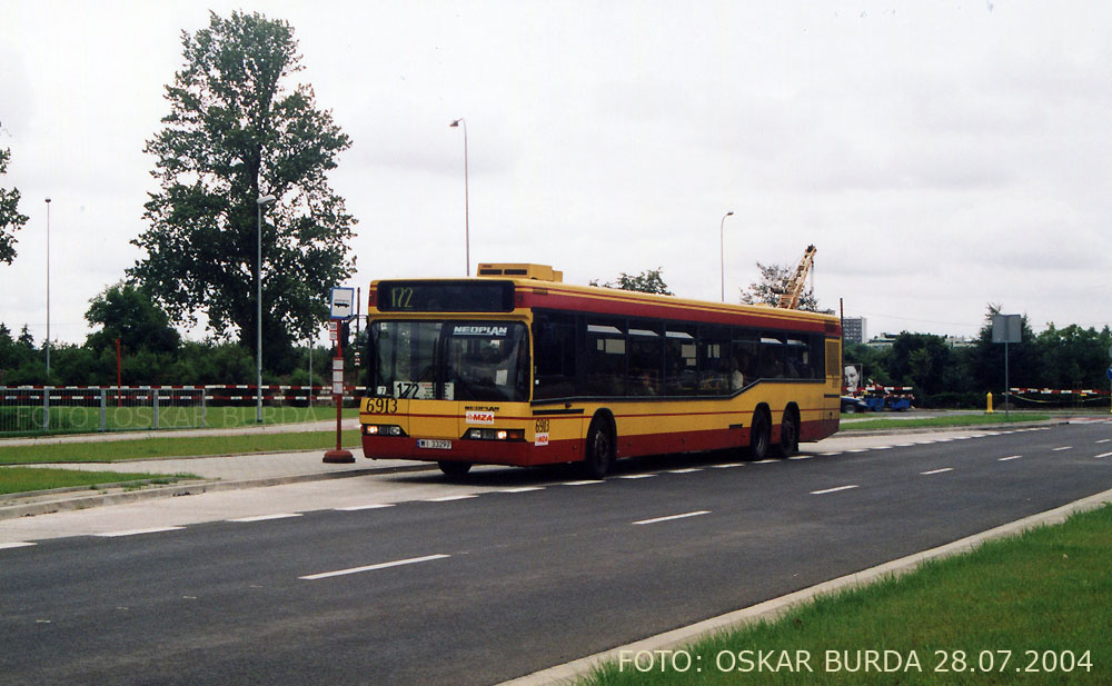 6913
Tymczasowy ober przez Beethovena - Bobrowiecką - Chełmską wymuszony przez rozkopany lewoskręt z Sobieskiego w Dolną.
Słowa kluczowe: N4020td 6913 172 Beethovena