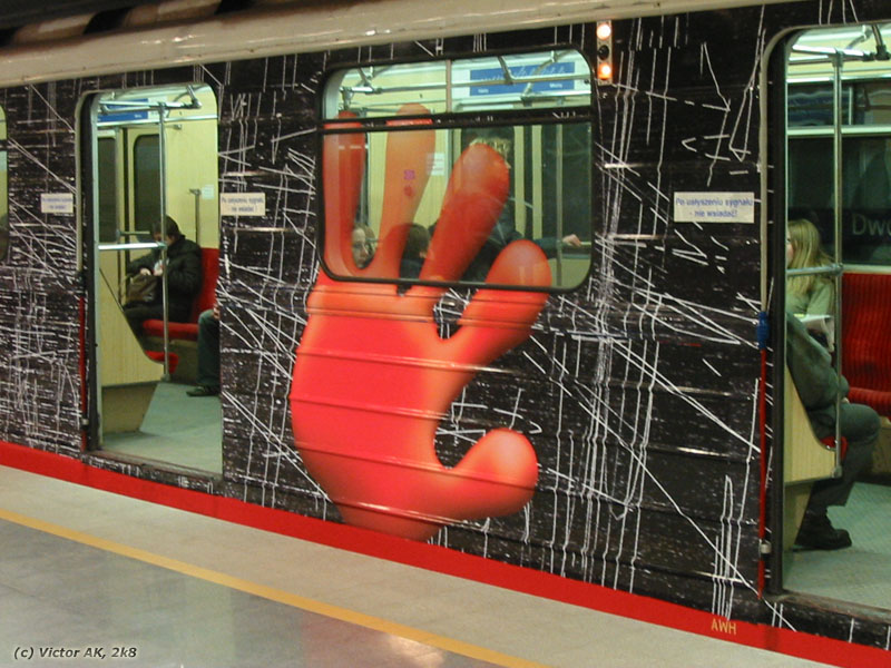 Heyah
Gdy ERA wprowadzała na rynek nową markę Heyah, reklamy pojawiały się w przeróżnych miejscach; nawet na wagonie metra...
Słowa kluczowe: Metro 402