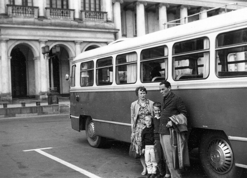 SAN H-25
   
1965 rok, wyjazd na wczasy na Mazury - mama, młodszy brat i ja, dziadek tylko nas odprowadza, taty nie widać bo robi to zdjęcie.
Czy ktoś rozpozna miejsce odjazdu?
