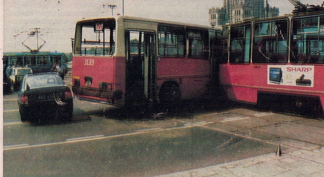 3139
Skan z czasopisma Motor. Jak na rocznik 1986 trochę krótko pożył, chyba ten wypadek mu nie przysłużył.

3139 / Ikarus 280.26 / 1986 / R-13 Stalowa / 07.1995 -> 2742 ->  R-11 Kleszczowa / 1998-03 
Słowa kluczowe: 3139 M