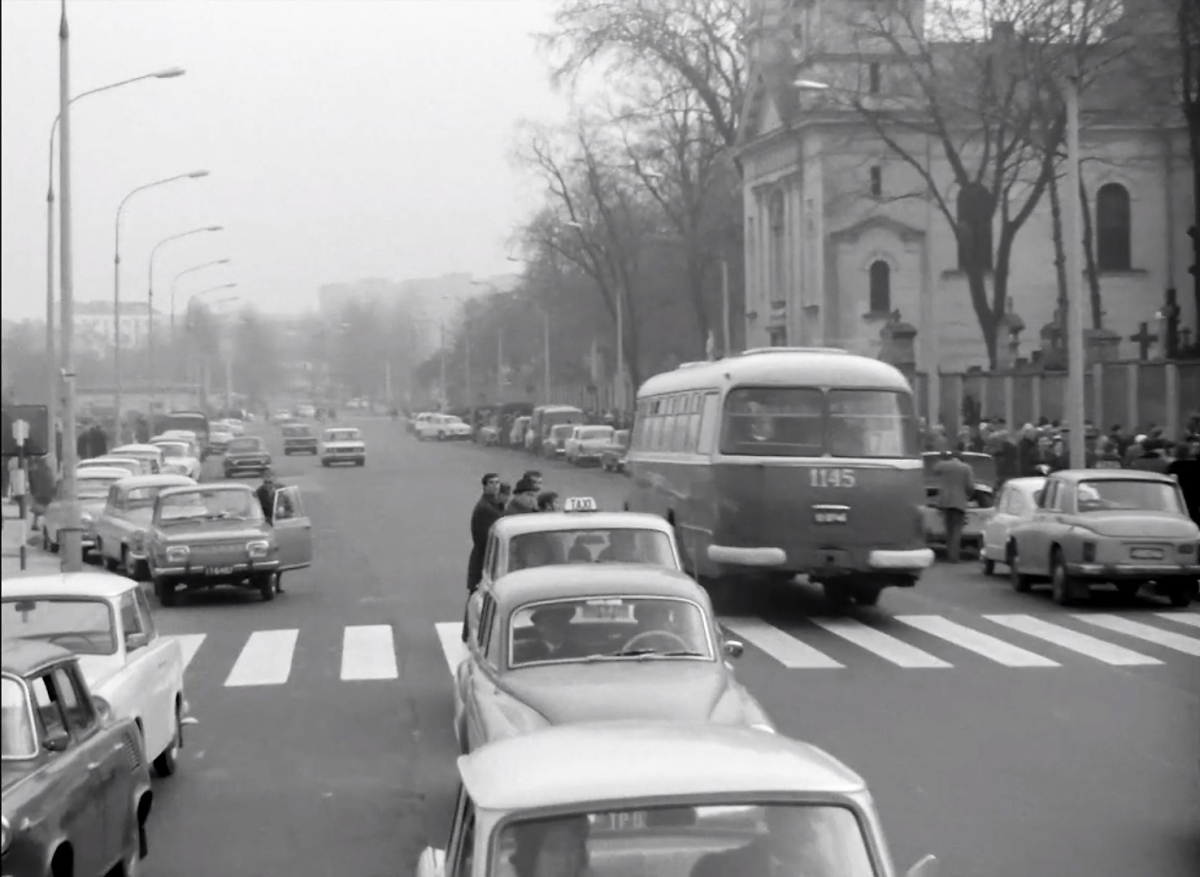 1145
Powązkowska tuż po zlikwidowaniu tramwajów. Podobnie jak na Rakowieckiej, po torowisku nie ma już śladu. 
Słowa kluczowe: 1145