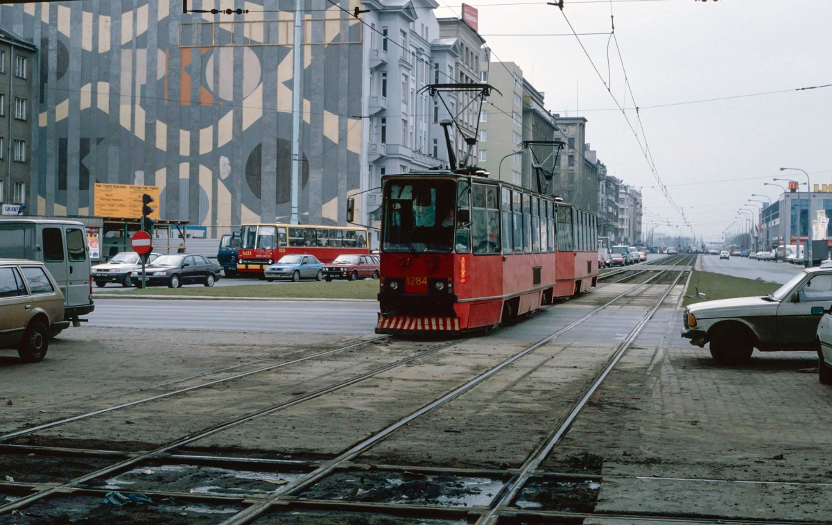 1284
fot. Adrian Nicholls. Skład 1284+1283. Autor dał się namówić na zrobienie kilku kolejnych skanów ze swojej krótkiej wycieczki po Warszawie. Normalnie jest fotografem kolejowym, przy okazji zrobił kilka zdjęć tramwajom. Jakość powalająca, to są skany 35 mm kliszy. Jako bonus w tle świeży automat 6333 na linii 101.
Słowa kluczowe: 1284