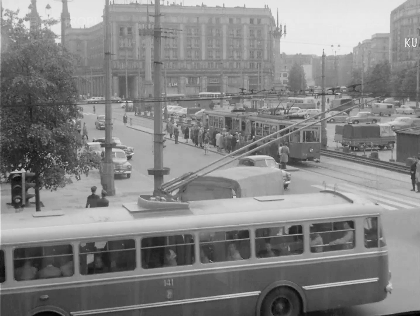 141
Za namową kolegi zajrzałem do filmu Gangsterzy i filantropi". Został on całkiem przyzwoicie zdigitalizowany i mamy całkiem dobry kadr. 

141 / Skoda 9Tr1/2 / 1962 / 1970
Słowa kluczowe: 141 52