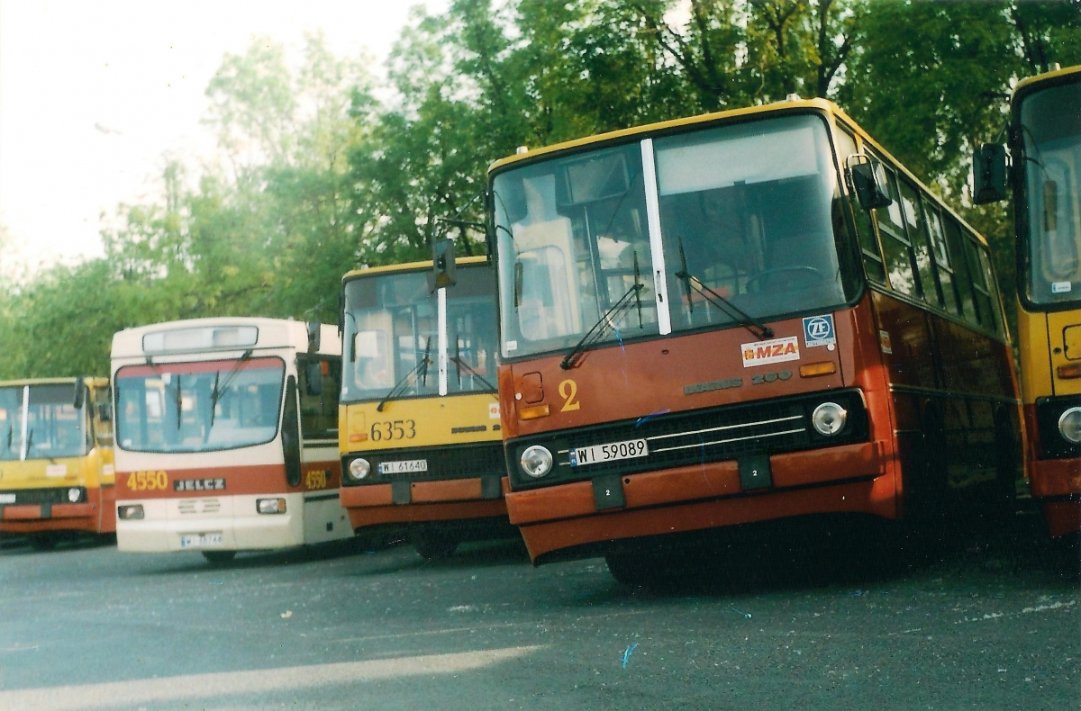 Zajezdnia Inflancja
Postanowiłem powtórnie zeskanować moje zdjęcia z lat 2001-4 tym razem w porządnej rozdzielczości - może nie wyglądają jak milion dolarów ale na pewno dużo lepiej. Przepraszam za zamieszanie ale w sumie jak coś się wrzuca to niech to już będzie na najlepszym możliwym poziomie. Dorzuciłem też kilka gorszych zdjęć, które wcześniej pominąłem

Zdaje się podczas zamykania zajezdni Inflancka odbyła się impreza, na której można było wejść na jej teren, Wtedy uchwyciłem taki oto widok: Co ciekawe, 2 z widocznych autobusów jeżdżą do dziś w MZA

6353 / Ikarus 260.73A / R-5 / 06.2003 -> R-9 / 10.2003 -> 6393 / 04.2006 -> R-13 / Kasacja 02.2011
2(iv) Ikarus 260.73A / R-13 / 03.1997 ex 6330 / 09.1997 ex 9057 ex R-13 / 06.2003 -> R-11 / 11.2003 -> 623 / 2008 -> 6319 / 10.10 -> R-10 / 03.2011 -> 6330 / 12.2011 -> R-7 / 09.2013 zakończenie służby ZTM i -> R-13 / 2015 -> 9330 / 2015 -> 6930 - tabor zabytkowy MZA
4550 Jelcz M121M prod. 1995 / ex 2002 Konstancin Jeziorna / 06.2003 -> R-9 / 03.2006 -> R-6 / 10.2006 -> 4590 / 2007 modernizacja w Jelczu / 11.2013 -> R-13 / 01.2018 wyłączony z ruchu
Słowa kluczowe: 6353 2 4550