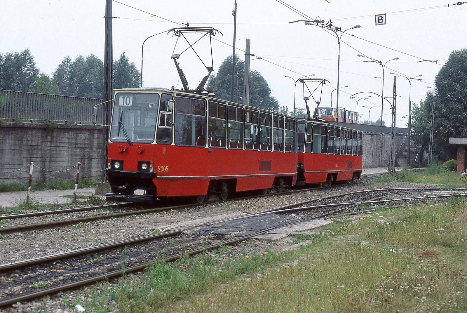 2002
Z zajezdnią zgaduję. W przeciwną stronę jedzie 2x24 na 136. fot. Geoff Stainthorpe
Słowa kluczowe: 2002 10