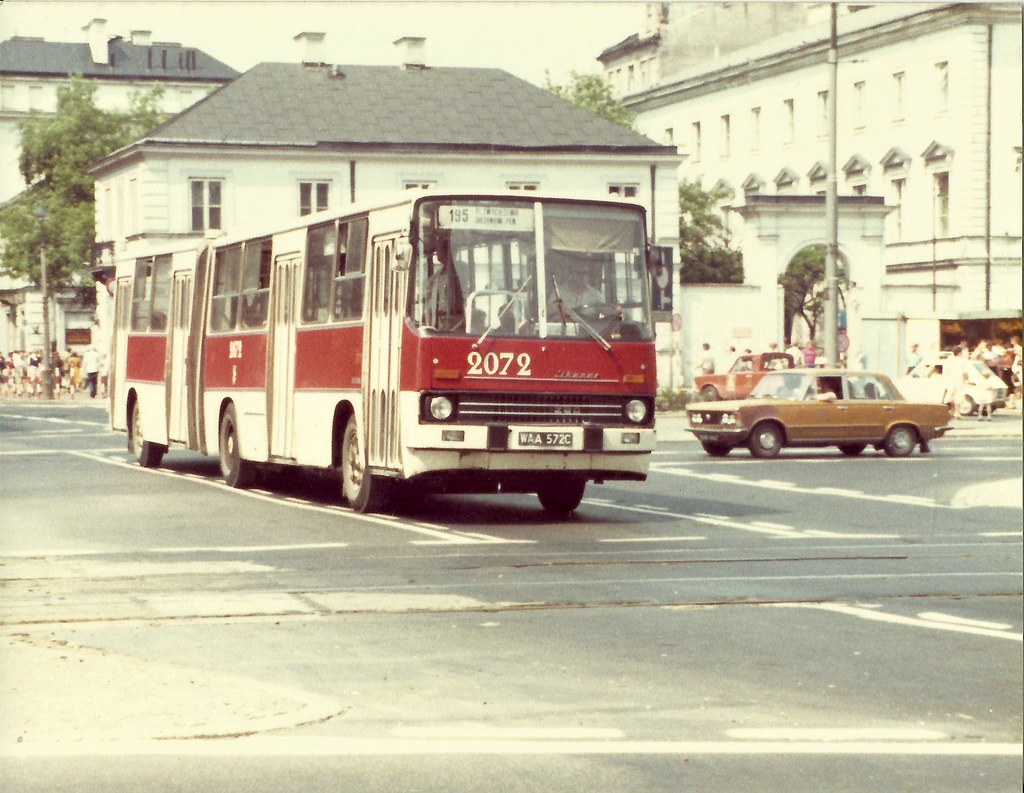 2072
fot. ojciec Stephena Cobba. Chciało by się zapytać czy jest tego więcej, niestety nie... Podczas swojej podróży po wschodniej Europie autor wykonał jedynie kilka zdjęć w Warszawie i fotografia autobusu była tylko ta jedna....

2072 / Ikarus 280.11 / 1979 / 1986-12 / R-7 Woronicza 
Słowa kluczowe: 2072 195