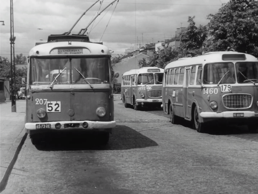 207
Bardzo cenna klatka uchwycona przez PKF. Koniec trolejbusów, 179 już za linię 53, ale 52 jeszcze się trzyma. 06.1972, pętla Chełmska. Z kroniki filmowej 73/27A

207 / Skoda 9Tr12 / 1967 / 1973		
1452 / Jelcz MEX272 / 1971 / R-9 Chełmska / 06.1973 -> R-5 Inflancka / 03.1975 -> R-11 Kleszczowa 07.1979
1460 / Jelcz MEX272 / 1971 / R-9 Chełmska / 12.1973 -> R-10 Ostrobramska / 1976 -> R-11 Kleszczowa / 03.1979

Wiem, że użytkownik 3872 wysyłał część z tych zdjęć, nie mniej jednak dostępne są nagrania po rekonstrukcji o znacznie lepszej jakości. Tu np widać nawet dobrze numer jelcza na drugim planie. 
Słowa kluczowe: 207