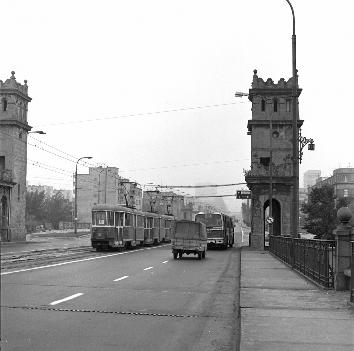 21
Warszawa, most Poniatowskiego. fot. Roger Viollet - z albumu franc. Varsovie - aujourd`hui et passe.

Konstal 13N Wyprodukowany: 1962    Zezłomowany: 1987
Słowa kluczowe: 21